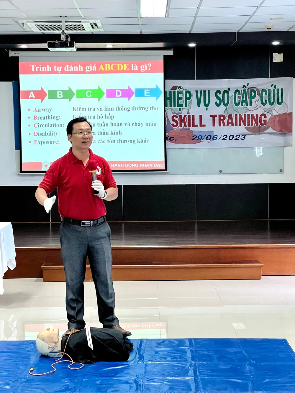 Ông Lê Tự Quốc Hiếu – tập huấn viên Trung tâm huấn luyện Sơ cấp cứu và Phòng chống thảm họa TPHCM thuộc Hội Chữ thập đỏ TPHCM đang hướng dẫn cho nhân viên, người lao động VWS Ông Lê Tự Quốc Hiếu – tập huấn viên Trung tâm huấn luyện Sơ cấp cứu và Phòng chống thảm họa TPHCM thuộc Hội Chữ thập đỏ TPHCM đang hướng dẫn cho nhân viên, người lao động VWS