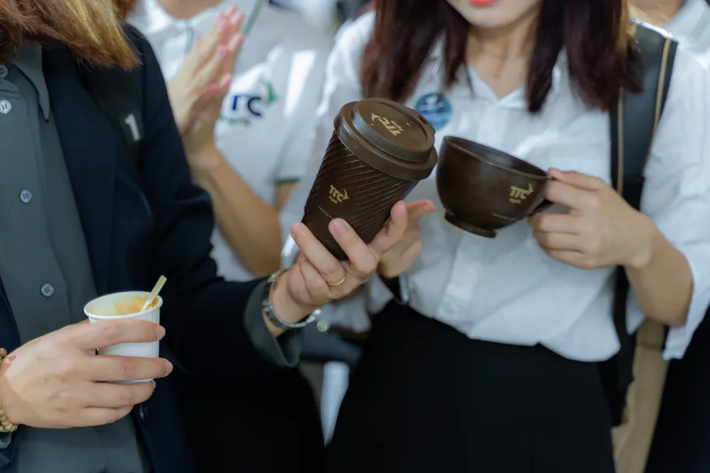 Khách hàng trải nghiệm các sản phẩm sinh học thân thiện với môi trường từ bã mía, dừa và các loại cây trồng khác tại sự kiện TTC AgriS Innovation Day