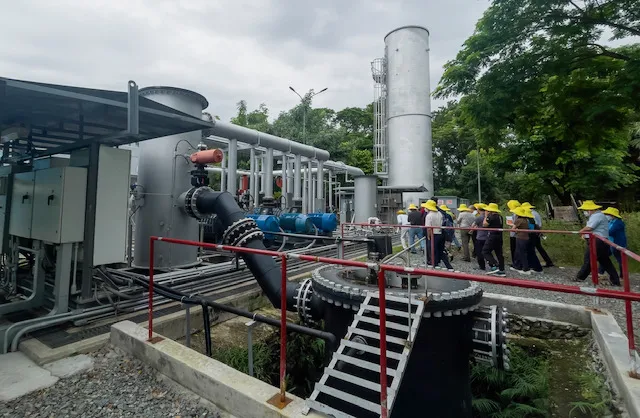 Đoàn bác sĩ tham quan nhà máy thu khí gas từ bãi rác đốt phát điện Đoàn bác sĩ tham quan nhà máy thu khí gas từ bãi rác đốt phát điện