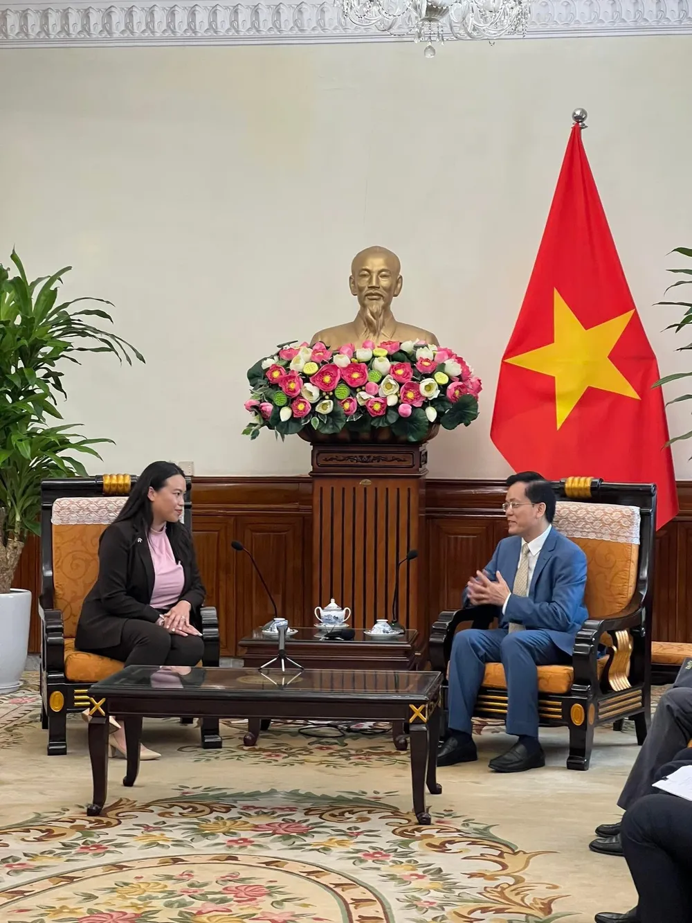 Thứ trưởng Bộ Ngoại giao Việt Nam Hà Kim Ngọc tiếp bà Sheng Thao - Thị trưởng thành phố Oakland và đoàn doanh nghiệp Hoa Kỳ Thứ trưởng Bộ Ngoại giao Việt Nam Hà Kim Ngọc tiếp bà Sheng Thao - Thị trưởng thành phố Oakland và đoàn doanh nghiệp Hoa Kỳ