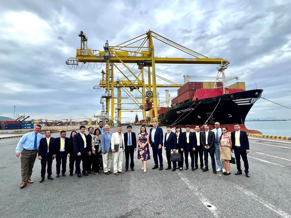 Thị trưởng TP Oakland Sheng Thao và đoàn doanh nghiệp Hoa Kỳ tham quan cảng Đà Nẵng Thị trưởng TP Oakland Sheng Thao và đoàn doanh nghiệp Hoa Kỳ tham quan cảng Đà Nẵng
