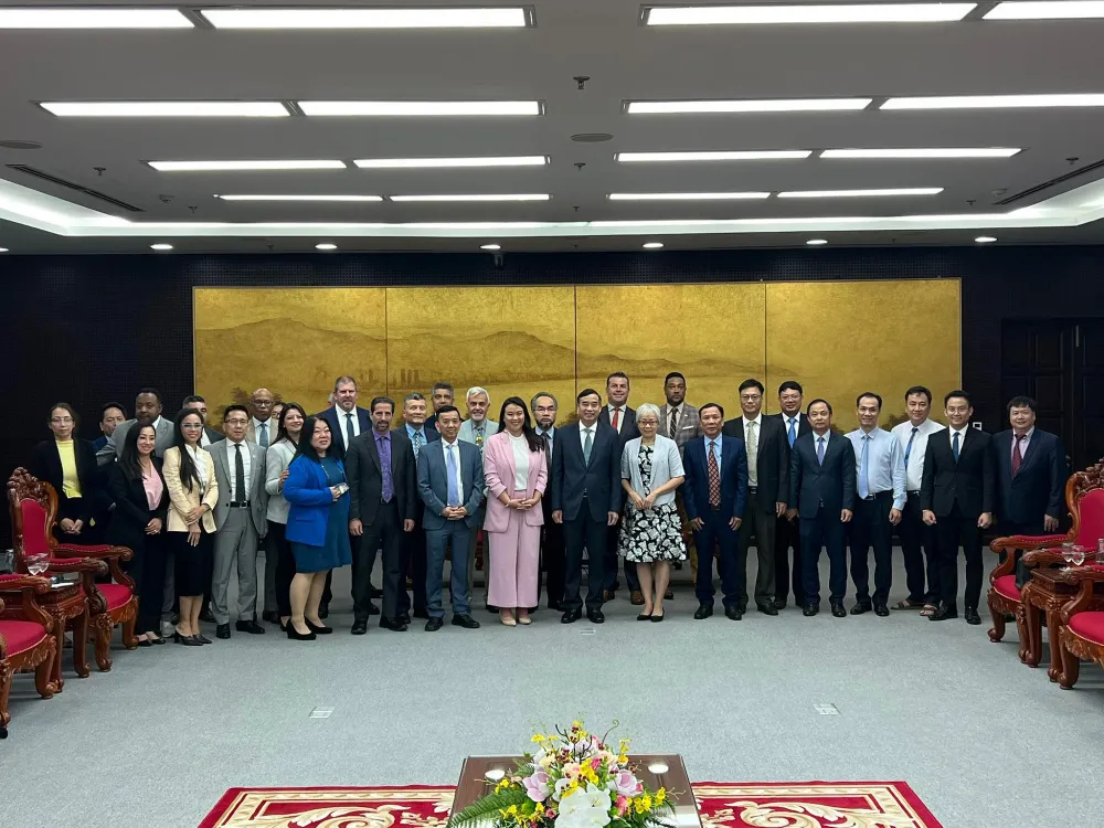 Đoàn quan chức và doanh nhân bang California chụp hình lưu niệm với lãnh đạo thành phố Đà Nẵng Đoàn quan chức và doanh nhân bang California chụp hình lưu niệm với lãnh đạo thành phố Đà Nẵng