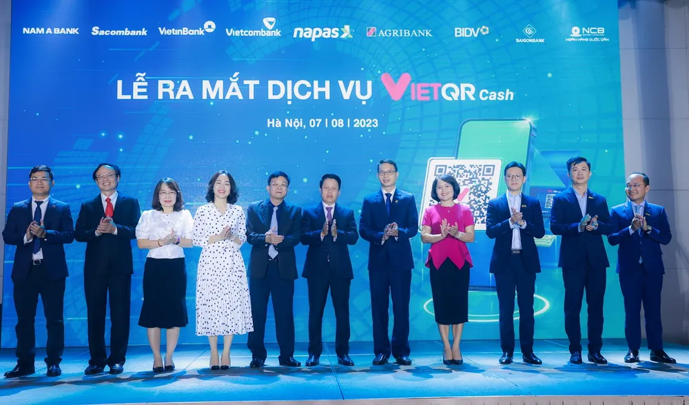 Lãnh đạo các đơn vị chúc mừng thành công lễ ra mắt dịch vụ rút tiền VietQRCash Lãnh đạo các đơn vị chúc mừng thành công lễ ra mắt dịch vụ rút tiền VietQRCash
