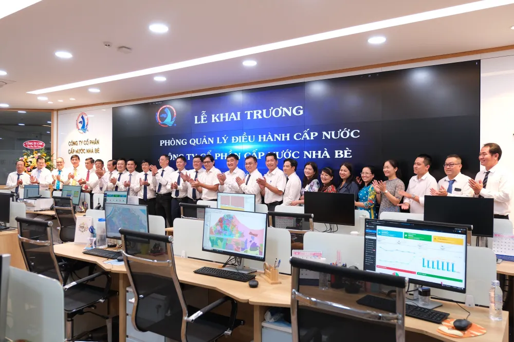 Lãnh đạo SAWACO chúc mừng Cấp nước Nhà Bè khai trương Phòng quản lý điều hành cấp nước