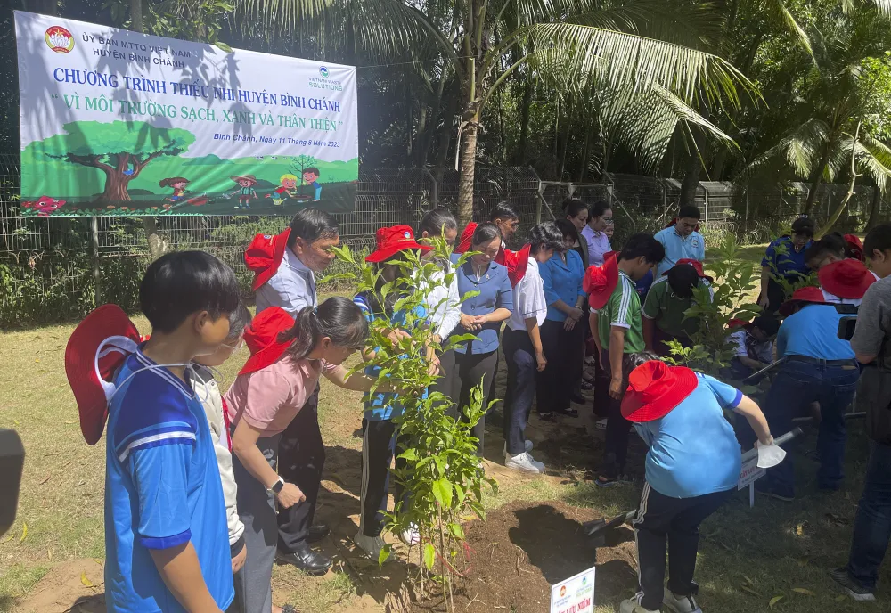 Các em tham gia trồng cây tại VWS