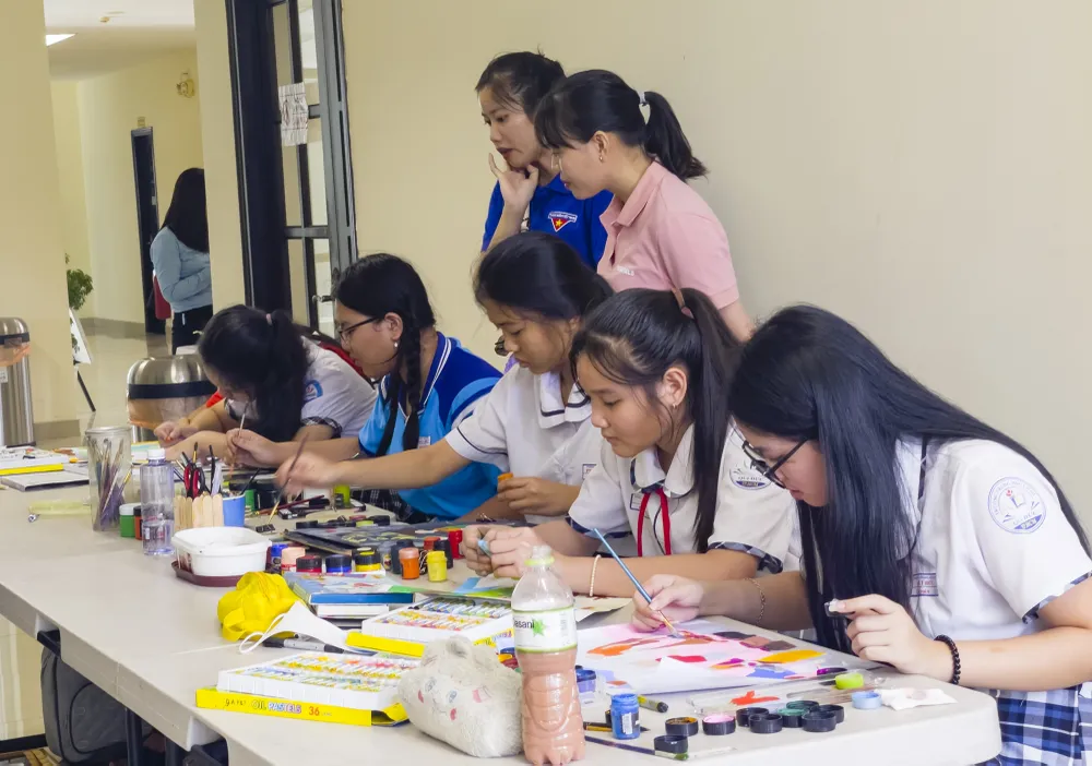 Các em tham gia hội thi vẽ tranh với chủ đề “Em yêu thiên nhiên”