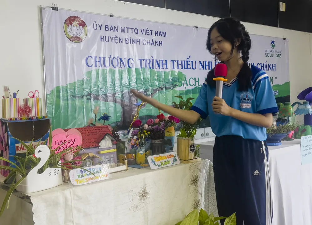 Em Nguyễn Phan Ngọc Li (lớp 7/5, Trường THCS Phong Phú) đang thể hiện phần thi “Tái chế rác thải sinh hoạt thành những vật dụng có ích”