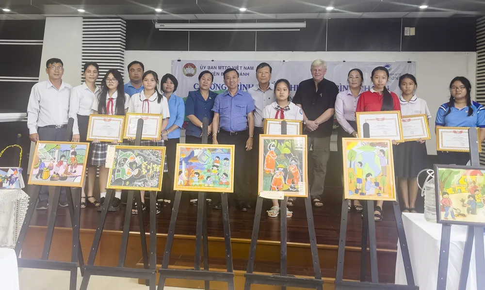 Ban tổ chức chụp ảnh lưu niệm với các em nhận giải cuộc thi vẽ tranh