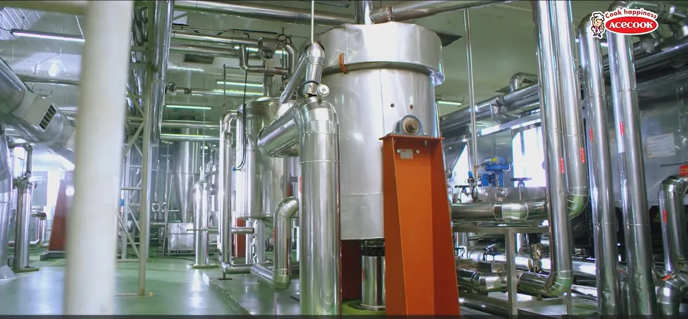 Quy trình chiên tại một nhà máy của công ty sản xuất mì theo công nghệ Nhật Bản