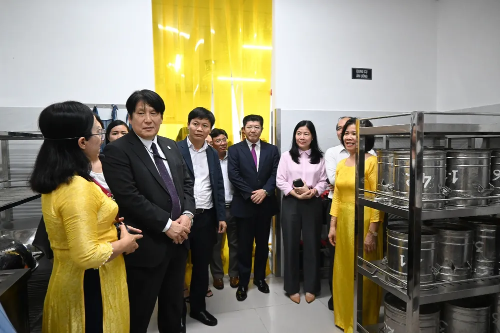 Ông Yakabe Yoshinori, ông Nguyễn Thanh Đề, ông Tsutomu Nara và bà Lê Thị Bích Thuận tham quan bếp ăn mẫu Ông Yakabe Yoshinori, ông Nguyễn Thanh Đề, ông Tsutomu Nara và bà Lê Thị Bích Thuận tham quan bếp ăn mẫu