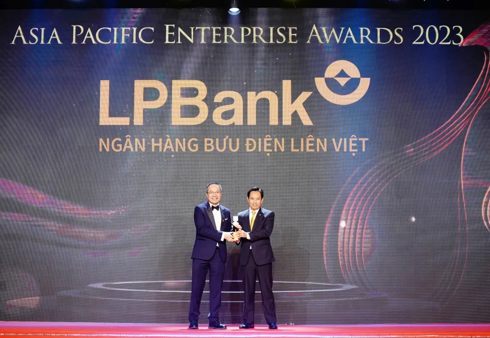 Ông Lê Minh Tâm, Thành viên Hội đồng Quản trị đại diện LPBank nhận giải Doanh nghiệp xuất sắc châu Á 2023