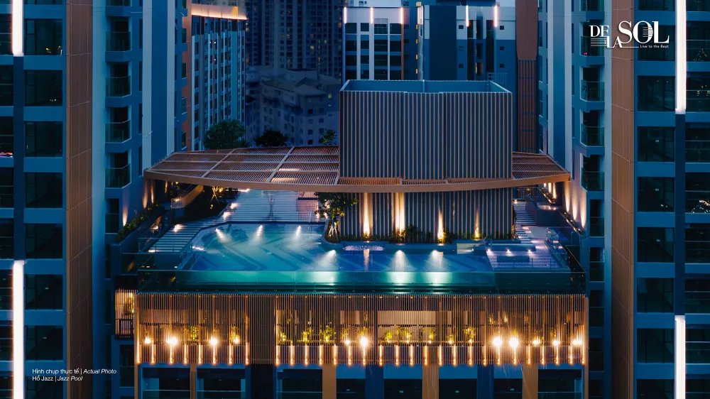 Chiêm ngưỡng hồ Jazz trên tầng thượng của De La Sol. Hơn 50 tiện ích nội khu tích hợp tại De La Sol cũng thể hiện sự nhất quán, hòa hợp cùng phong cách kiến trúc, đáp ứng đời sống tinh thần cho cư dân. Chiêm ngưỡng hồ Jazz trên tầng thượng của De La Sol. Hơn 50 tiện ích nội khu tích hợp tại De La Sol cũng thể hiện sự nhất quán, hòa hợp cùng phong cách kiến trúc, đáp ứng đời sống tinh thần cho cư dân.
