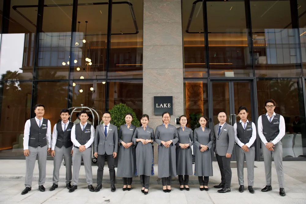 Đội ngũ quản gia Marriott đã hoàn tất chương trình đào tạo, sẵn sàng đón các chủ nhân đầu tiên của căn hộ hàng hiệu Marriott Resdiences tại Grand Marina, Saigon Đội ngũ quản gia Marriott đã hoàn tất chương trình đào tạo, sẵn sàng đón các chủ nhân đầu tiên của căn hộ hàng hiệu Marriott Resdiences tại Grand Marina, Saigon