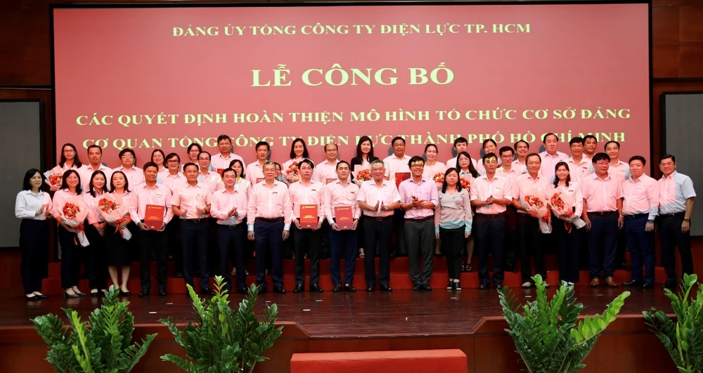 Cấp ủy 13 chi bộ cơ sở trực thuộc Đảng ủy Tổng công ty chụp ảnh cùng lãnh đạo Tổng công ty