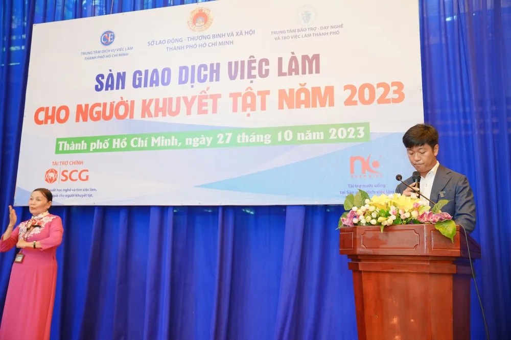 Ông Chaturon Thipphiansak, Phó Tổng Giám đốc Công ty SCG Việt Nam, thể hiện sự quan tâm, thấu hiểu và sẻ chia với nhóm người yếu thế qua những lời phát biểu gây xúc động trước lãnh đạo thành phố và đối tượng thụ hưởng của chương trình Ông Chaturon Thipphiansak, Phó Tổng Giám đốc Công ty SCG Việt Nam, thể hiện sự quan tâm, thấu hiểu và sẻ chia với nhóm người yếu thế qua những lời phát biểu gây xúc động trước lãnh đạo thành phố và đối tượng thụ hưởng của chương trình