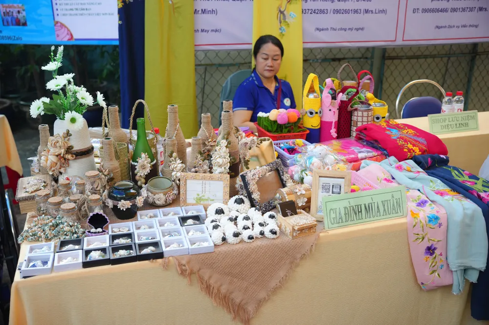 Một gian hàng trưng bày sản phẩm thủ công từ đôi bàn tay khéo léo của những người khuyết tật. Bù khuyết cho những điều mất mát của các anh chị là sự tỉ mỉ, chịu khó học tập và nghị lực phi thường. Họ cần lắm sự chung tay hỗ trợ từ những doanh nghiệp nhân ái và các cơ quan hữu quan để tiếp bước an sinh và chắp cánh cho ước mơ còn dang dở Một gian hàng trưng bày sản phẩm thủ công từ đôi bàn tay khéo léo của những người khuyết tật. Bù khuyết cho những điều mất mát của các anh chị là sự tỉ mỉ, chịu khó học tập và nghị lực phi thường. Họ cần lắm sự chung tay hỗ trợ từ những doanh nghiệp nhân ái và các cơ quan hữu quan để tiếp bước an sinh và chắp cánh cho ước mơ còn dang dở