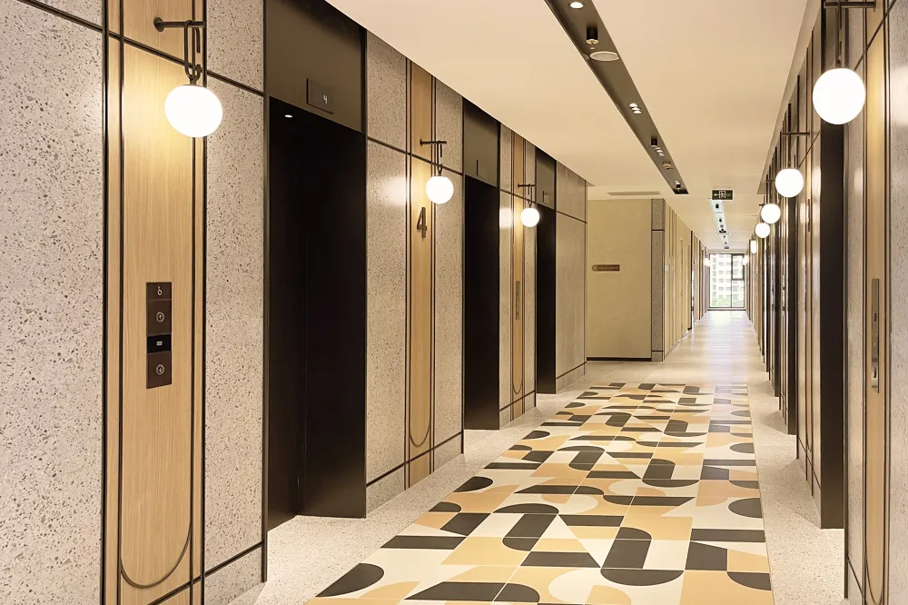 Sảnh thang máy với số lượng thang nhiều, tỷ lệ “vàng” chỉ 2 - 2,5 căn/thang cho mỗi tầng, cư dân không phải chờ đợi