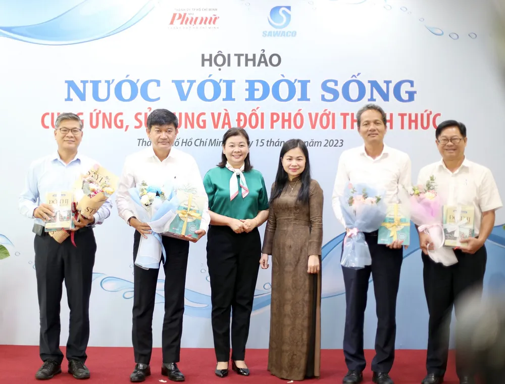 Lãnh đạo Báo Phụ nữ TPHCM tặng hoa cảm ơn lãnh đạo ngành nước đã cùng tổ chức hội thảo