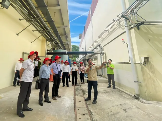 Đoàn tham quan khu vực xử lý nước rỉ rác Đoàn tham quan khu vực xử lý nước rỉ rác