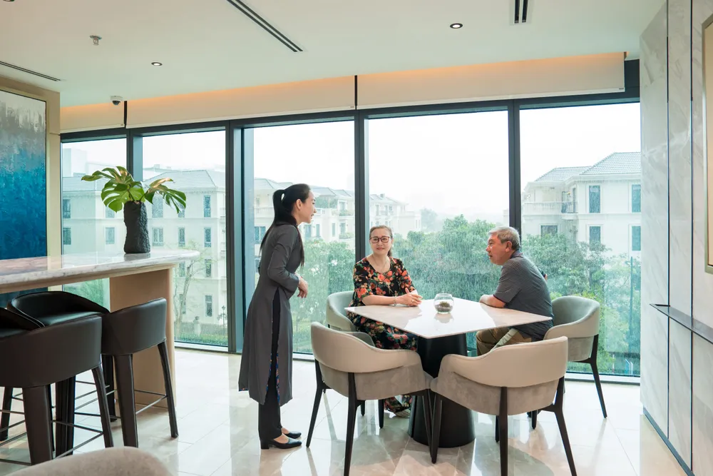 Quản gia được đào tạo hàng năm để liên tục trau dồi kỹ năng và kiến thức về phong cách sống Quản gia được đào tạo hàng năm để liên tục trau dồi kỹ năng và kiến thức về phong cách sống