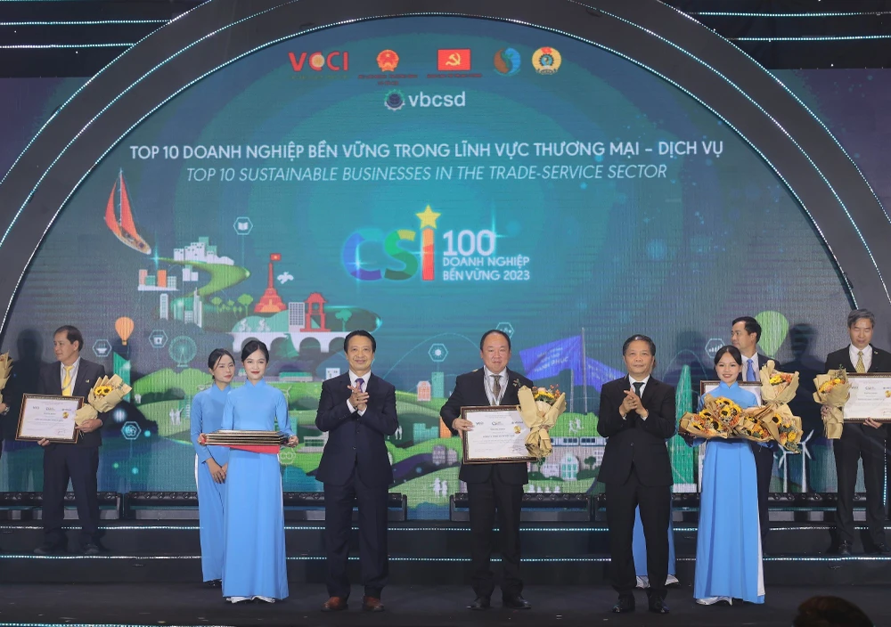 Tổng Giám đốc AEON Việt Nam nhận danh hiệu Top 3 doanh nghiệp bền vững - lĩnh vực thương mại dịch vụ