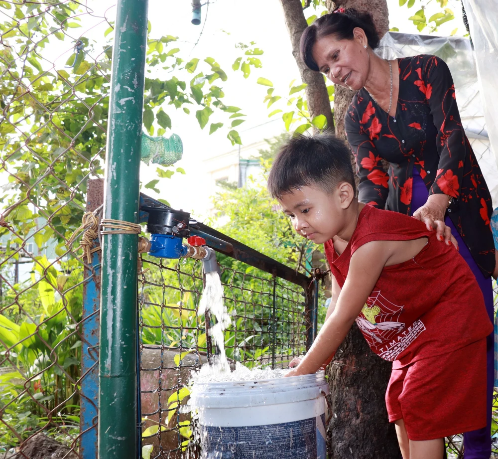 Người dân tại TPHCM sử dụng nước sạch