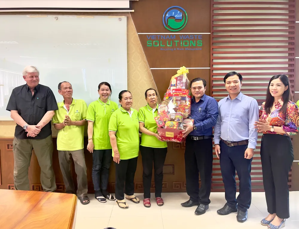 Ông Cao Thanh Bình, Trưởng Ban Văn hóa Xã hội HĐND TPHCM tặng quà tết cho chuyên gia và người lao động Công ty VWS 92f8e3d52f078559dc16-5497.jpg