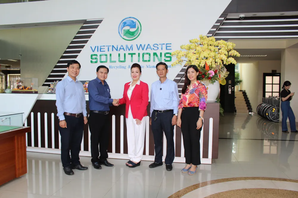 Bà Huỳnh Lan Phương chụp hình lưu niệm với đoàn a2bdb28d7e5fd4018d4e-4287.jpg