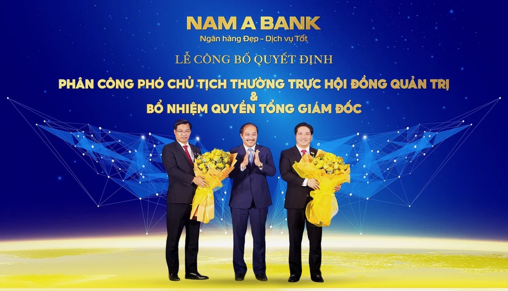 Ông Trần Ngô Phúc Vũ, Chủ tịch HĐQT Nam A Bank tặng hoa chúc mừng ông Trần Ngọc Tâm và ông Trần Khải Hoàn