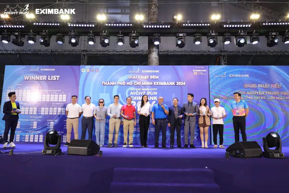 Đại diện các đơn vị tài trợ nhận kỷ niệm chương 01- okĐại diện các đơn vị tài trợ nhận kỷ niệm chương.jpg