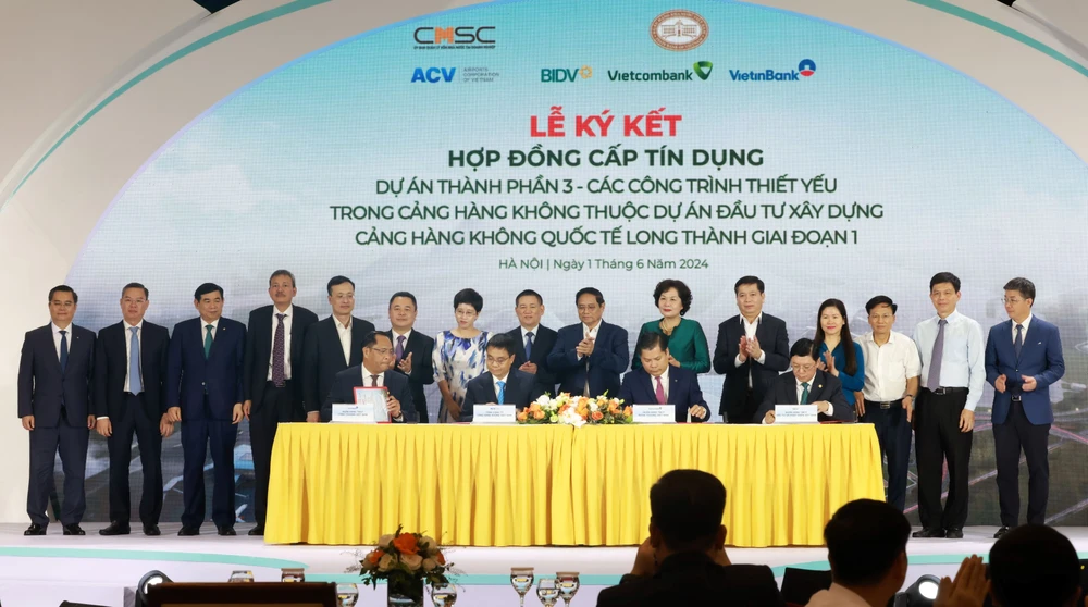 Ông Đoàn Việt Nam, Phó TGĐ BIDV kiêm Giám đốc CN Sở Giao dịch 1 - cùng đại diện Vietcombank, VietinBank ký Hợp đồng tín dụng với ACV