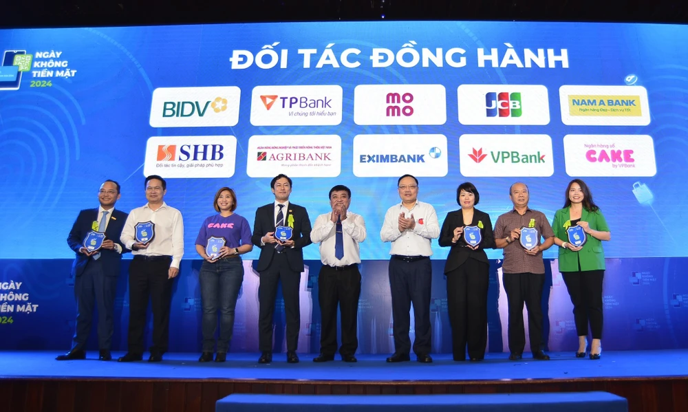 Đại diện Nam A Bank (bìa trái) nhận kỷ niệm chương Đối tác đồng hành cùng chương trình