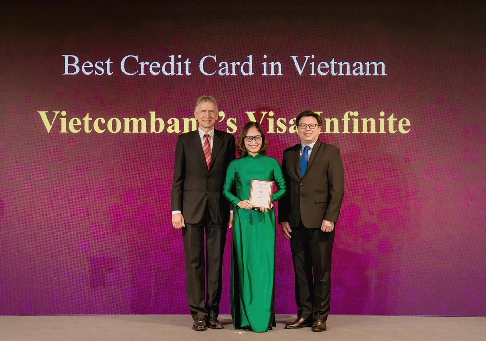 Bà Trần Thị Hạnh, Trưởng phòng Phát triển Sản phẩm Bán lẻ đại diện Vietcombank nhận giải Thẻ tín dụng tốt nhất Việt Nam năm 2024