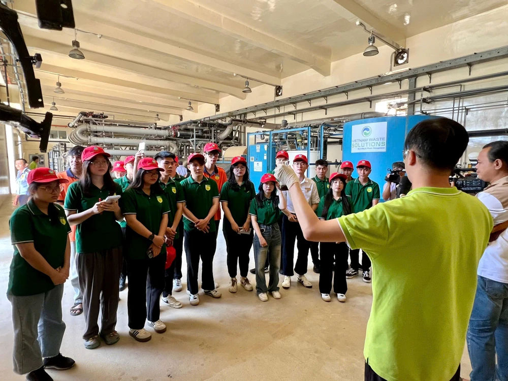 Các em sinh viên chăm chú lắng nghe kỹ thuật viên nhà máy giới thiệu về quy trình xử lý nước rỉ rác Hình VWS 1.jpg