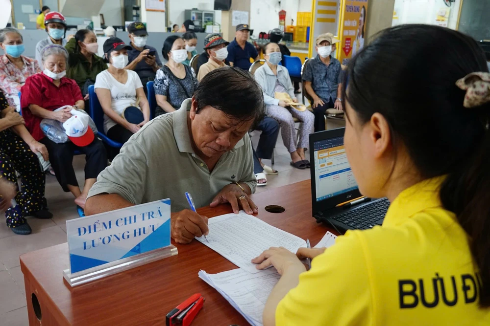 Nhân viên Bưu điện TPHCM chi trả lương hưu và tư vấn người dân nhận lương hưu, trợ cấp BHXH hàng tháng qua tài khoản