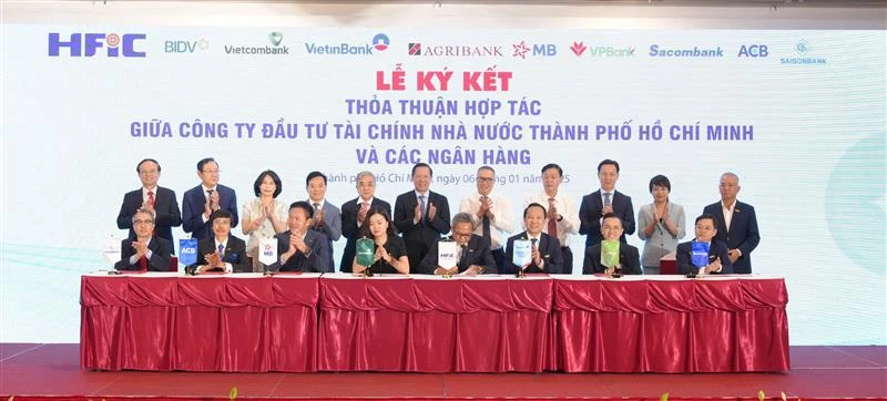 Đại diện Sacombank và các ngân hàng thực hiện ký kết hợp tác với HFIC