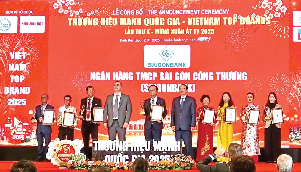 Ông Trần Thanh Giang, thành viên hội đồng quản trị - Tổng Giám đốc SAIGONBANK (đứng thứ 5 từ trái qua) nhận cúp và giấy chứng nhận top 12 thương hiệu mạnh Quốc gia - Viet Nam Top Brand 2025