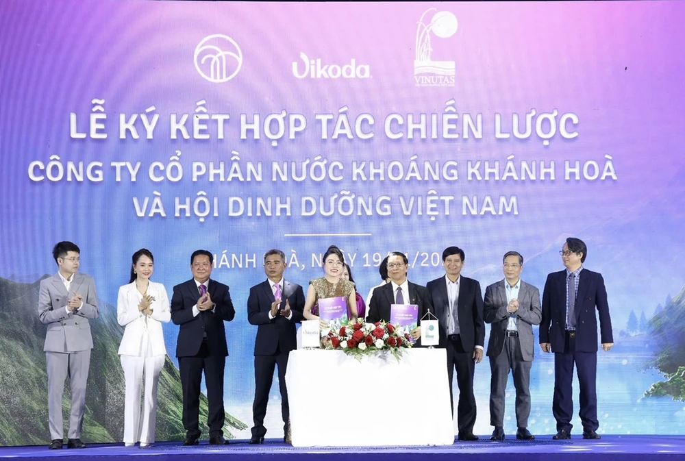  Đại diện Vikoda và Hội dinh dưỡng Việt Nam ký kết hợp tác chiến lược toàn diện