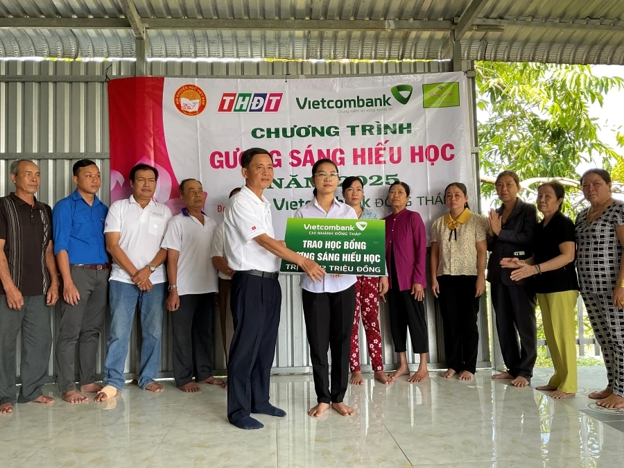 Ông Trần Bá Hậu, Trưởng Phòng Giao dịch Cao Lãnh - Vietcombank Đồng Tháp trao học bổng gương sáng hiếu học cho em Phạm Thị Ngọc Hoa