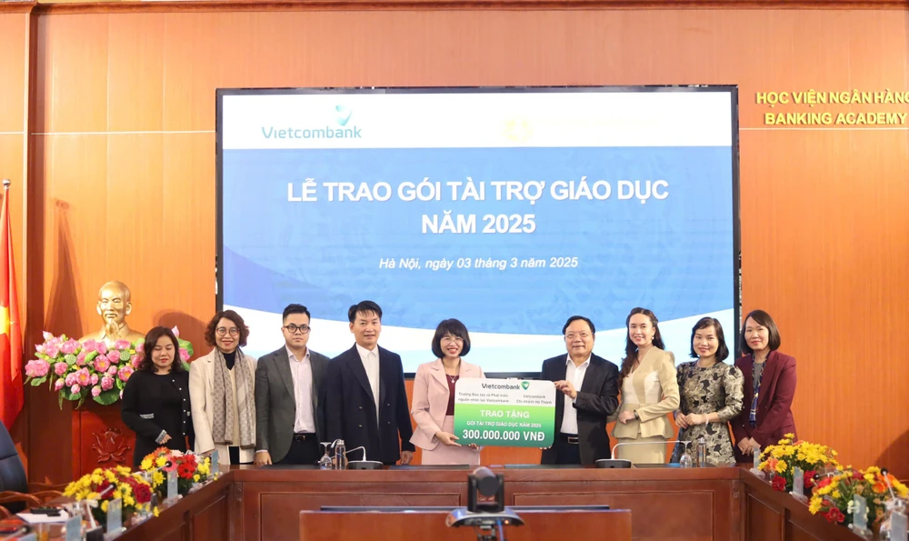 Đại diện Vietcombank Hà Thành và Trường đào tạo Vietcombank trao tặng gói tài trợ giáo dục cho đại diện Ban lãnh đạo Học viện Ngân hàng