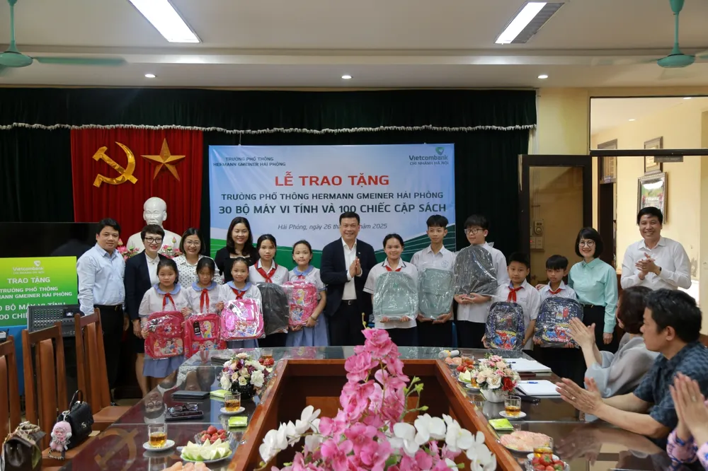 Ban Giám đốc và BCH Công Đoàn cơ sở Vietcombank Hà Nội trao quà cho các em có hoàn cảnh thiệt thòi của làng trẻ em SOS Hải Phòng hình 2.jpg