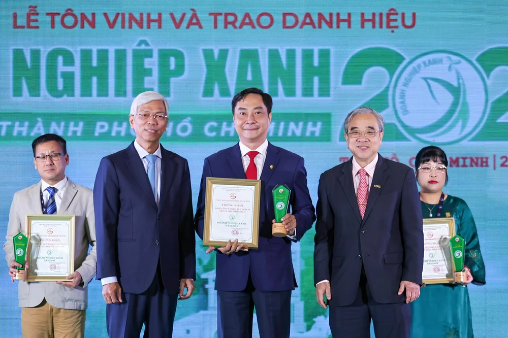 Ông Nguyễn Thanh Nhã, Phó Tổng Giám đốc EVNHCMC, nhận giải thưởng Doanh nghiệp xanh 2024