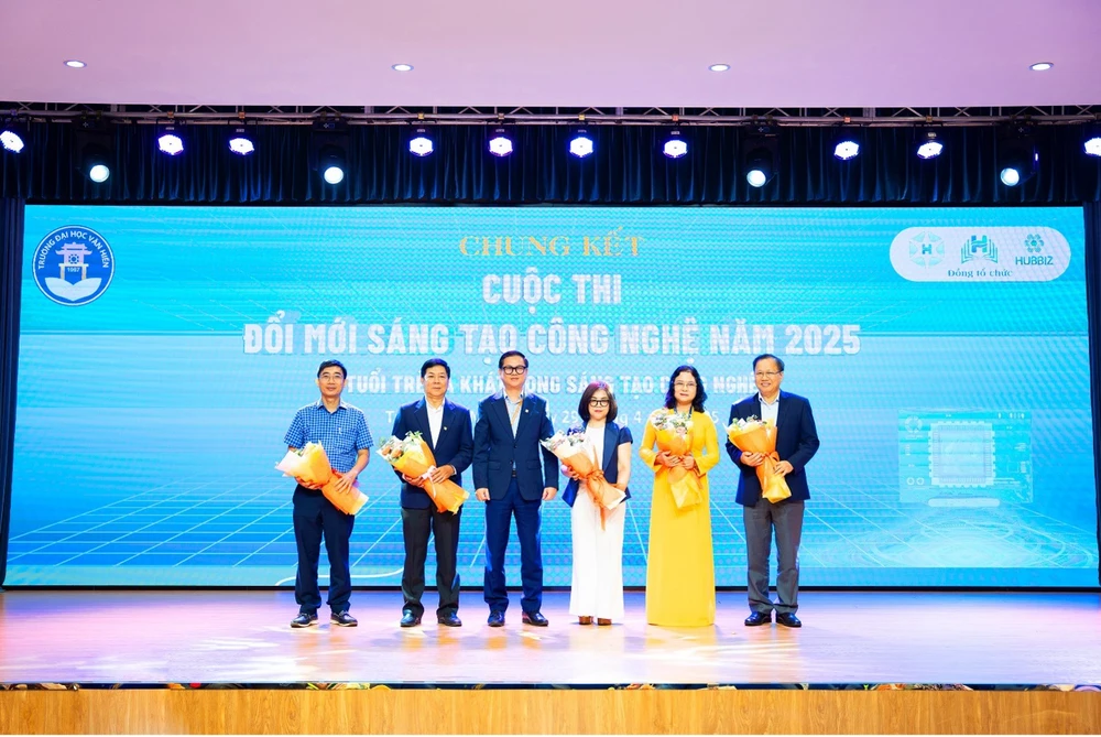 TS. Lê Sĩ Hải, Phó Hiệu trưởng Trường Đại học Văn Hiến tặng hoa cảm ơn Ban Giám khảo vòng chung kết Picture2.jpg