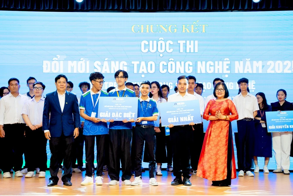 Với phần thi ấn tượng, sản phẩm mang tính công nghệ đột phá sinh viên Văn Hiến xuất sắc đạt giải Đặc biệt và giải Nhất cuộc thi Picture4.jpg