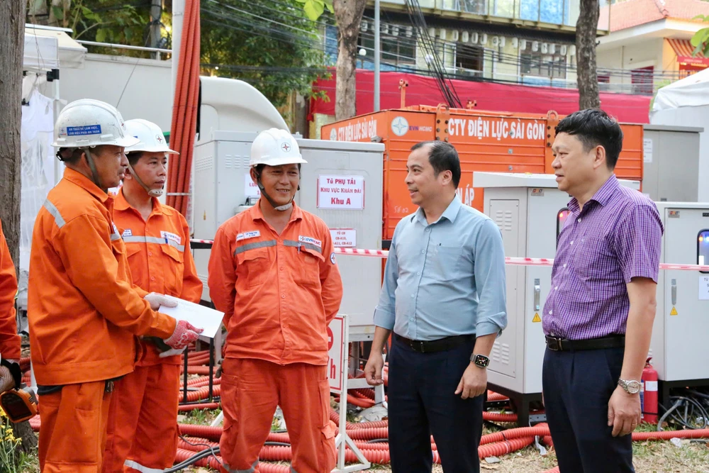 Anh em công nhân mỗi điểm trực và thường xuyên kiểm tra đảm bảo không có bất cứ khiếm khuyết nào trong quá trình sự kiện diễn ra 03- Ông Ngô Sơn Hải - Phó Tổng giám đốc EVN đi kiểm tra và động viện anh em công nhân EVNHCMC tại các điểm trực.jpg