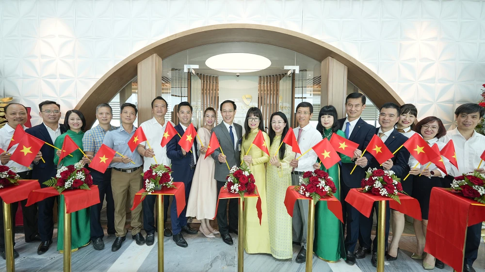 Đại biểu và khách mời chúc mừng lễ khai trương phòng chờ Vietcombank Priority 20250430_VCB_khai trương Phong cho Priority Tan Son Nhat (4).jpg