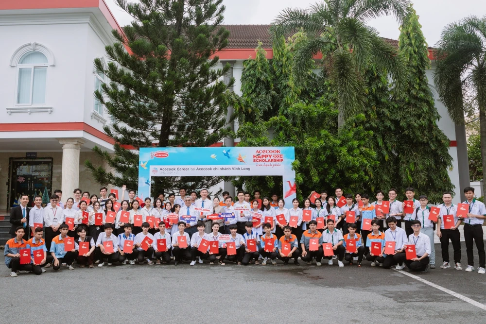 Được triển khai từ năm 2015, chương trình “Acecook Happy Scholarship” đã trao hơn 1.831 suất học bổng với tổng giá trị 17,5 tỷ đồng cho hàng ngàn HS-SV có hoàn cảnh khó khăn trên khắp cả nước Hinh 3.jpg