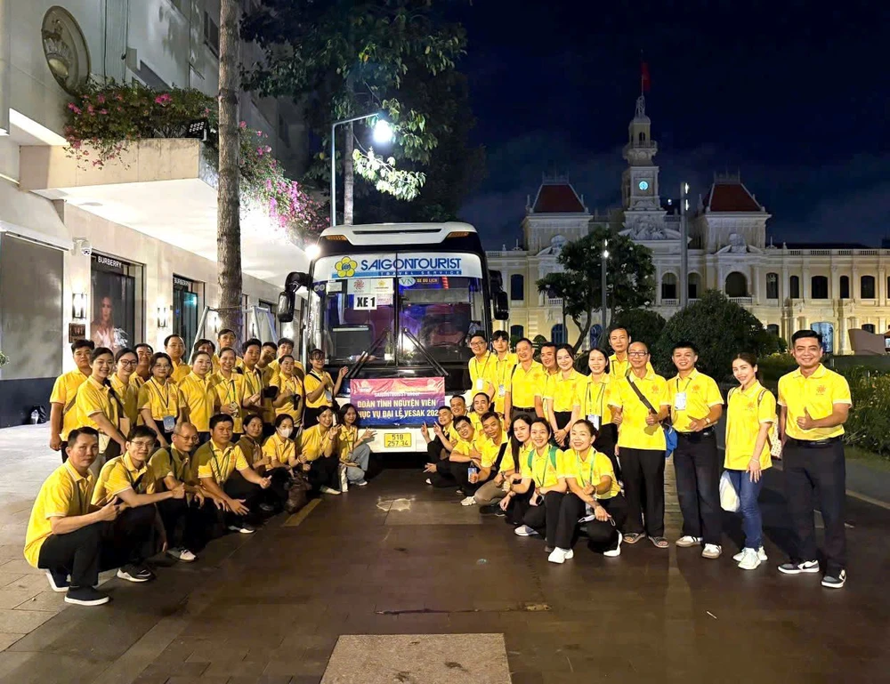 Một xe chở nhân sự Saigontourist Group phục vụ Vesak chuẩn bị khởi hành lúc rạng sáng HINH 3A.jpg