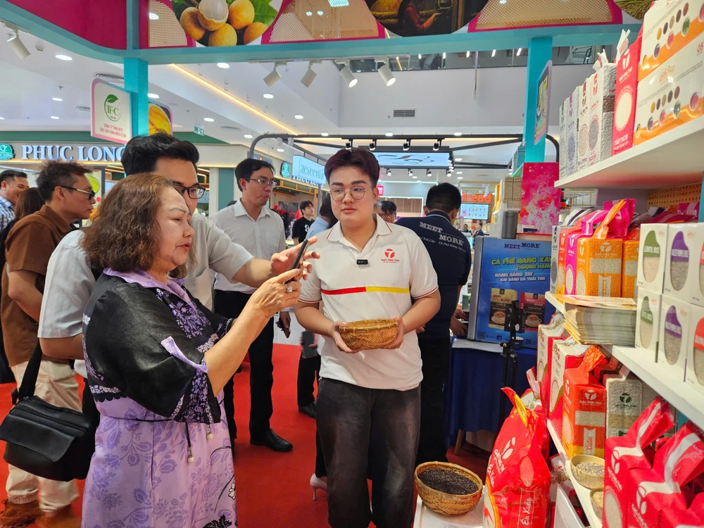 Khách hàng tham quan và tìm hiểu các sản phẩm trưng bày hinh 1.jpg