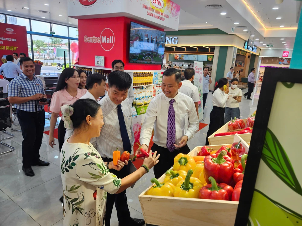 Ông Trần Phú Lữ, Giám đốc ITPC đang giao lưu các quan khách tại Trung tâm Thương mại SATRA Võ Văn Kiệt (TPHCM) hinh 3.jpg